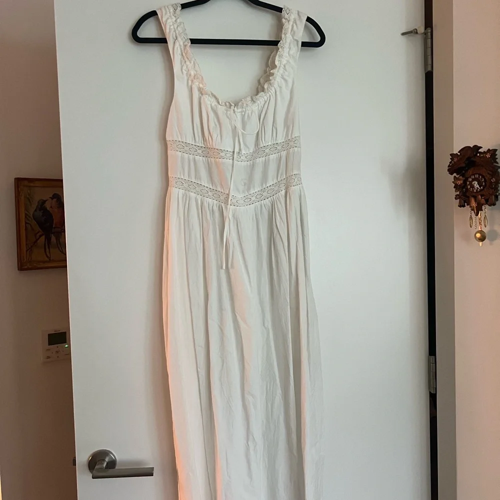 White Sleeveless Dress - Picture 6 of 8